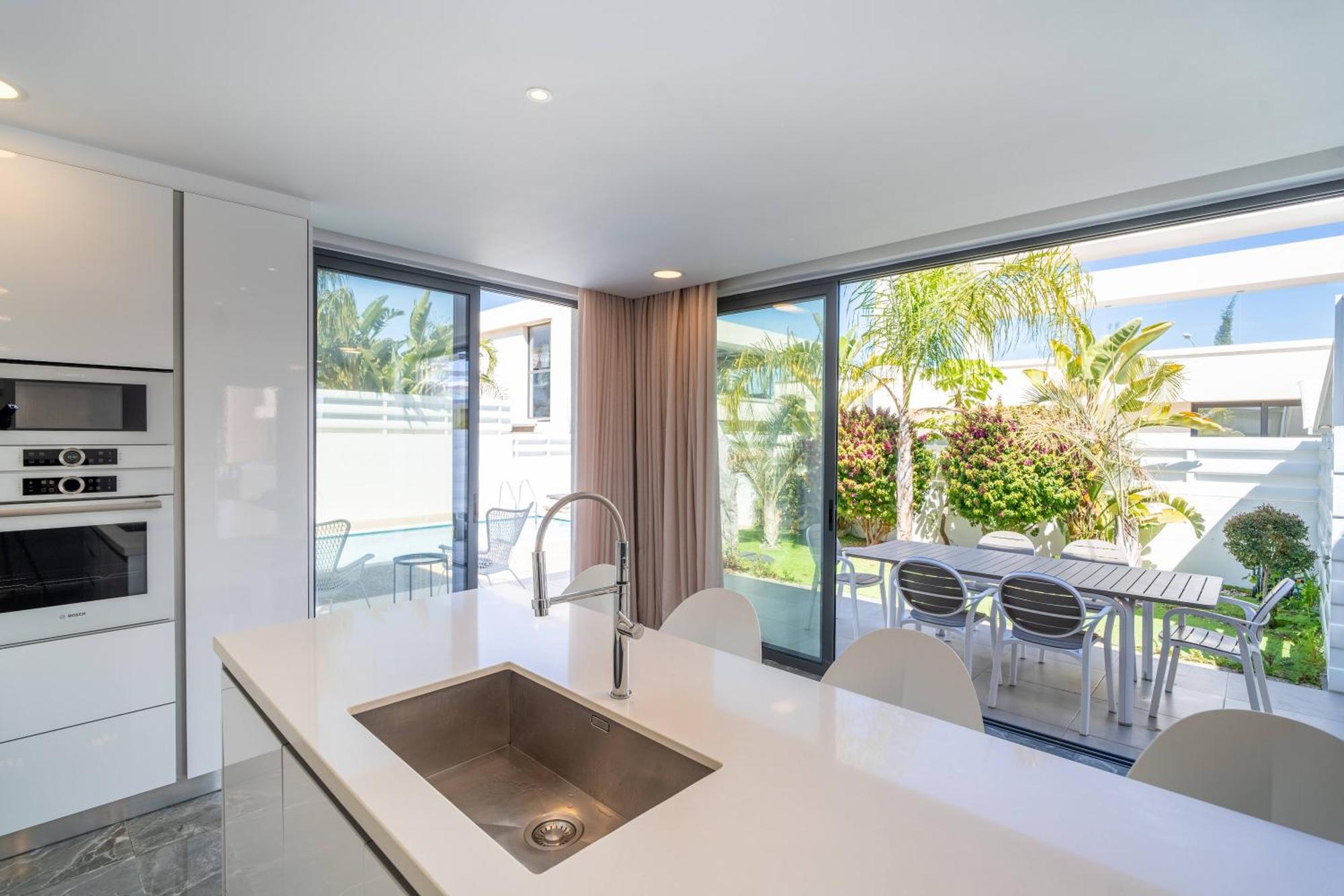 Phaedrus Living: Luxury Seaview Panorama