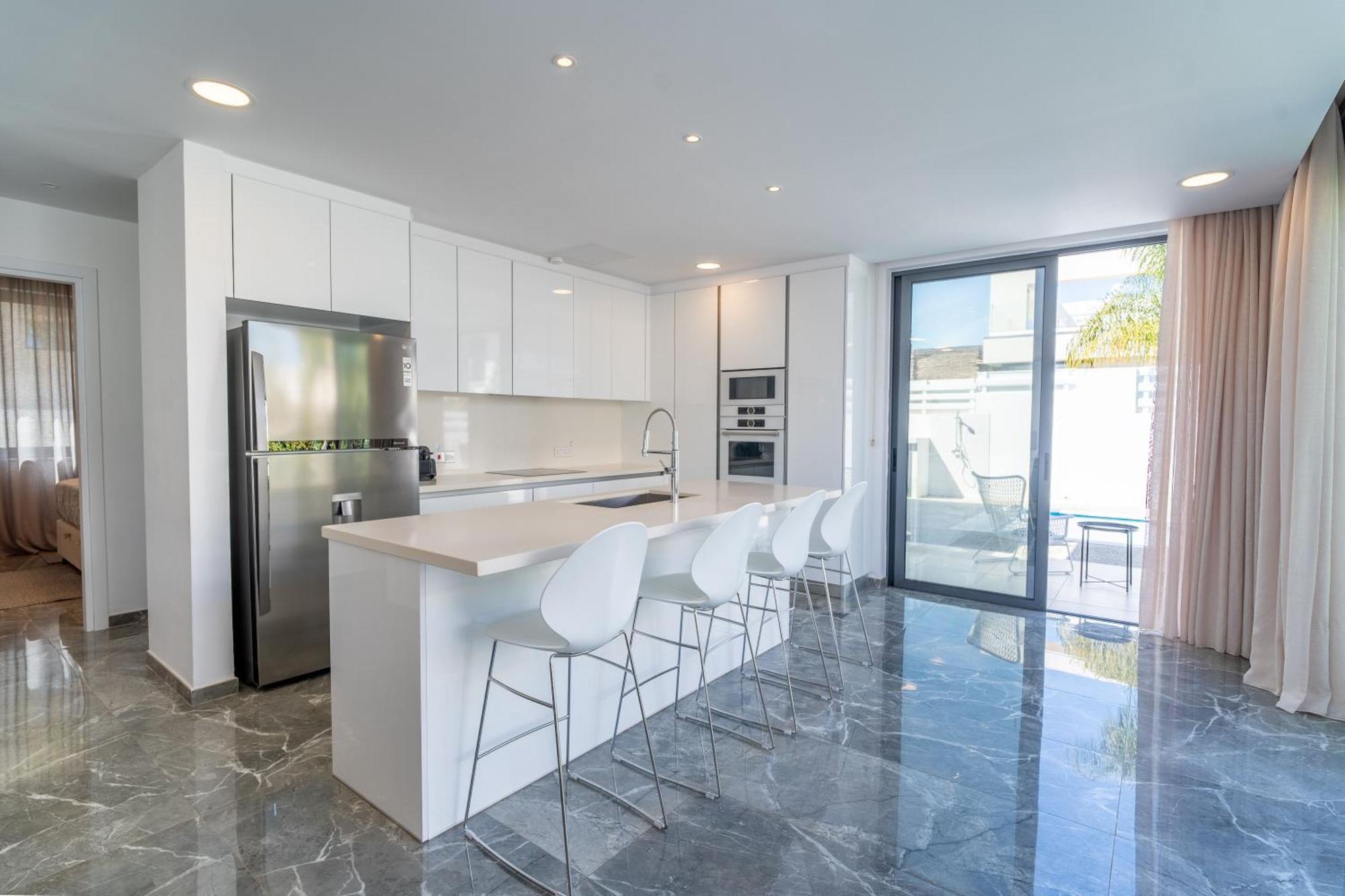 Phaedrus Living: Luxury Seaview Panorama